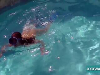 Terrific brunetka prostytutka słodycze swims podwodne, xxx film 32