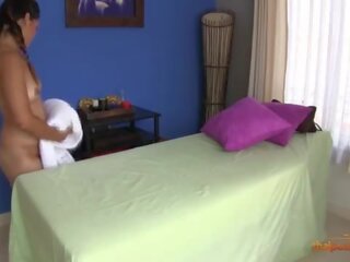 Owadan taýlandly young woman seduced and fucked by her masseur