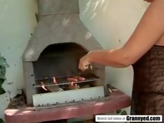 ผู้หญิงไซส์ใหญ่ fucks แทน ของ grilling, ฟรี รุ่นยาย x ซึ่งได้ประเมิน คลิป วีดีโอ 1a