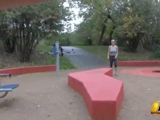 Jump un running kails uz publisks parks līdz katerina-hartlova