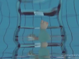 Roxalana submerged în the piscina gol