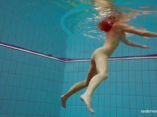 Deniska magnificent brünette teenager groß titten schwimmen