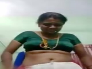 Tamil tante entfernt saree und zeigt an groß brüste