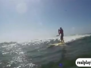 Gruppo di sexy cazzuto ragazze provaci surfing e jetski nudo