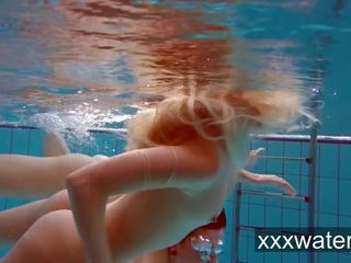 Milana en katrin striptease eachother onderwater